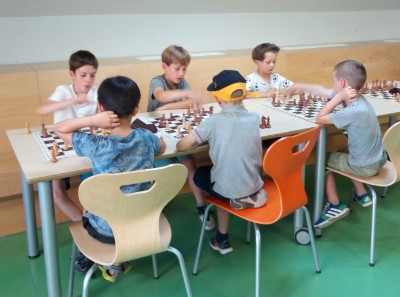 Maximilian wurde Opfer der nachsichtigen Wertung der Fehlzüge seiner Gegner! Wenn sie sich gegenseitig zerfleischen, wem soll man da die Daumen drücken? Maximilian wurde Opfer der nachsichtigen Wertung der Fehlzüge seiner Gegner! Wenn sie sich gegenseitig zerfleischen, wem soll man da die Daumen drücken?