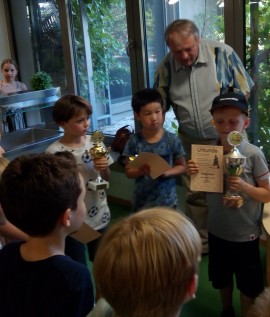 Yuchen mit dem ersten Schach-Pokal